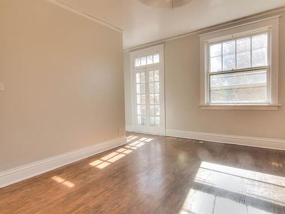 2nd image of 4933A Magnolia Ave