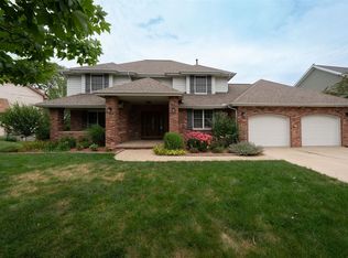 6 Swan Lake Rd, Bloomington, IL 61704