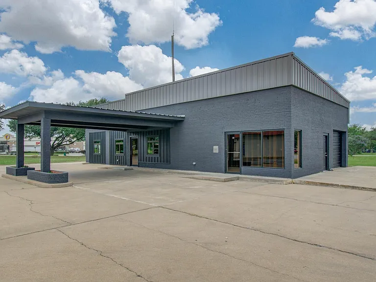 401 E Main St — Photo 4