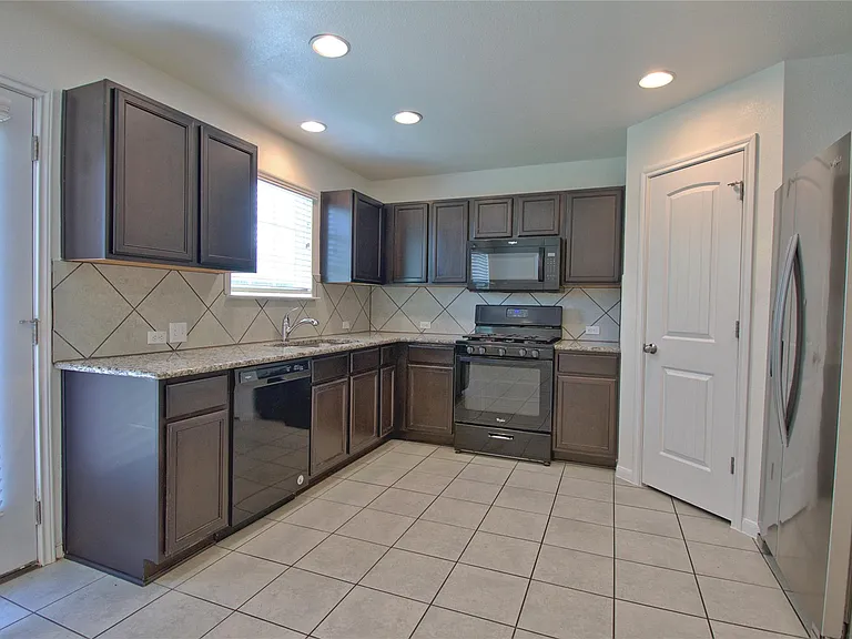 4711 Giordano Dr — Photo 7
