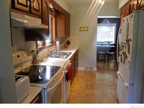 4th image of 2409 Cayuga St