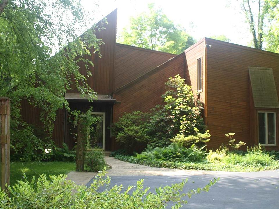 1st image of 900 Barberry Ln