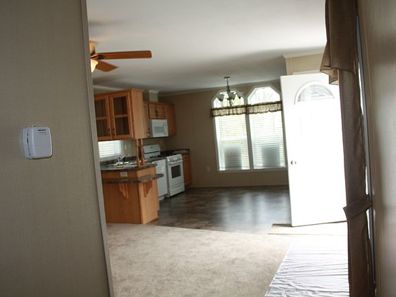 5th image of 202 Silver Maples Dr