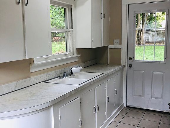 2nd image of 1505 Meadowbrook Dr