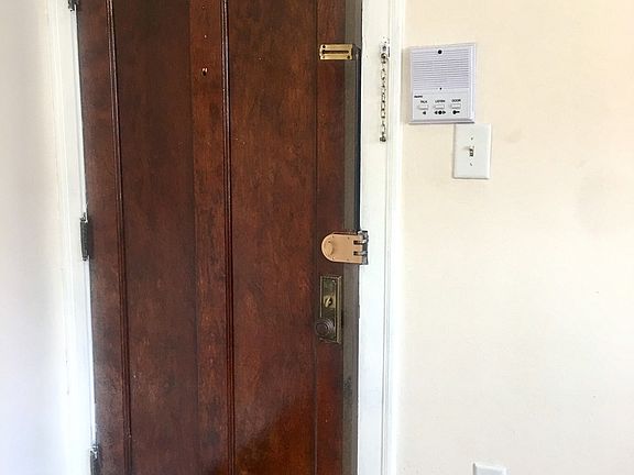 4th image of 2137 W Cornelia Ave APT 2E