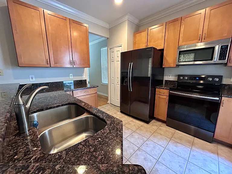 2135 Ridgewood St — Photo 7