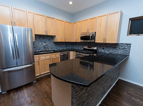 3rd image of 1659 N Oakley Ave APT 2