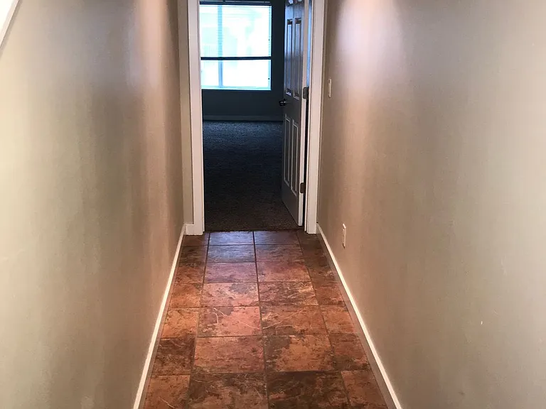 527 E St NE — Photo 2