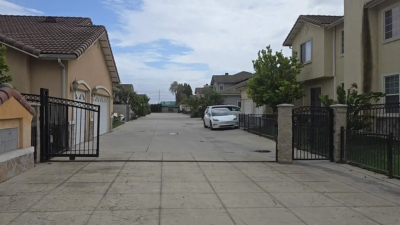 4 bed, 2545 sqft, $4,500 — Photo 2