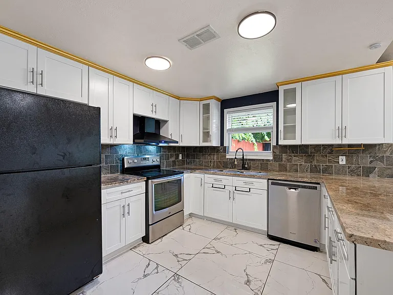 5718 Greencraig Dr — Photo 12