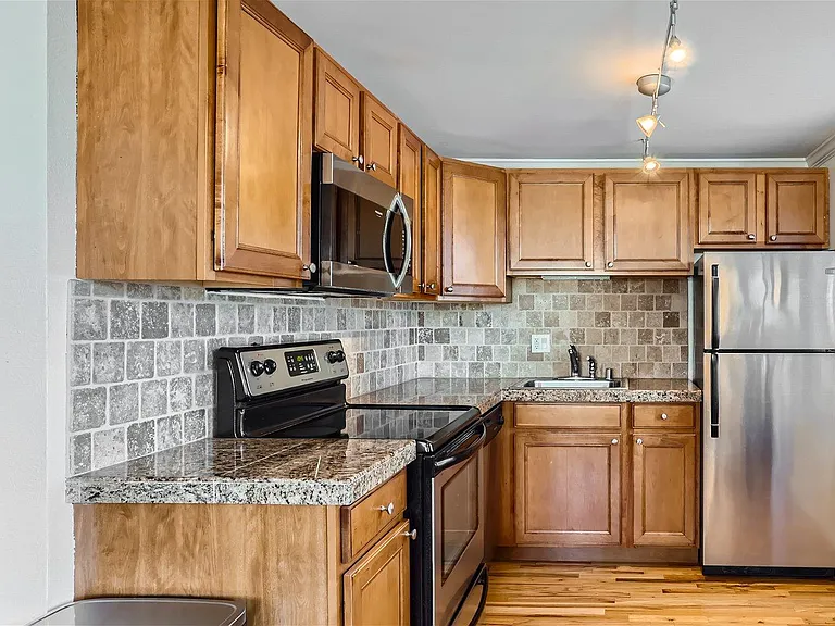 1327 Steele St #303 — Photo 3