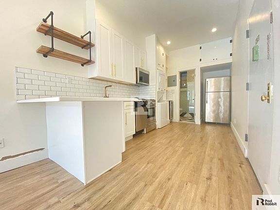 3rd image of 189 Jefferson Ave #3L