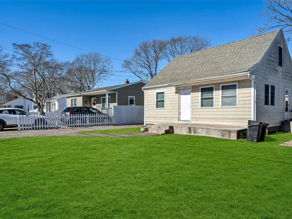 17 Robinwood Drive, Mastic Beach, NY 11951