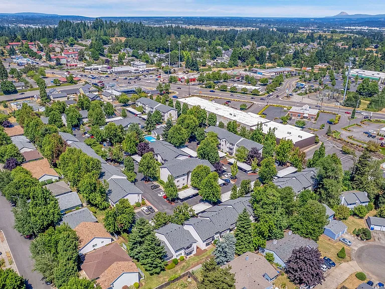 Live the South Salem Lifestyle: Walkable city, beautiful nature, endless possibilities. — Photo 1