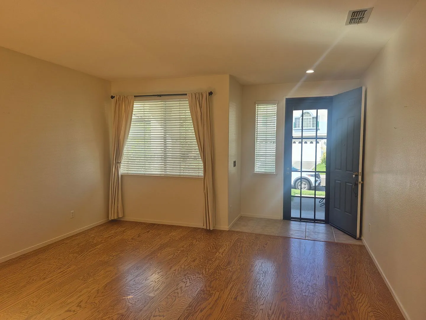 Adorable 3 bedroom 2 bath home — Photo 4