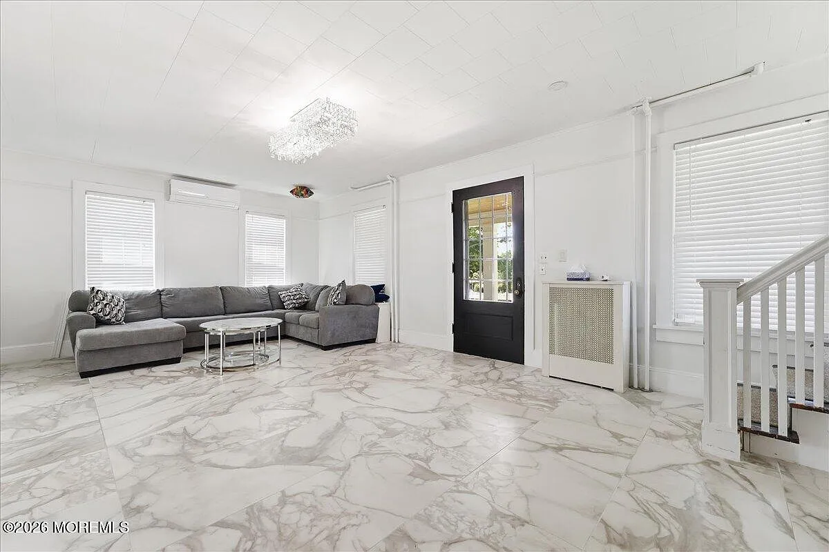 3 bed, 3.0 bath, 1918 sqft, $45,000 — Photo 3
