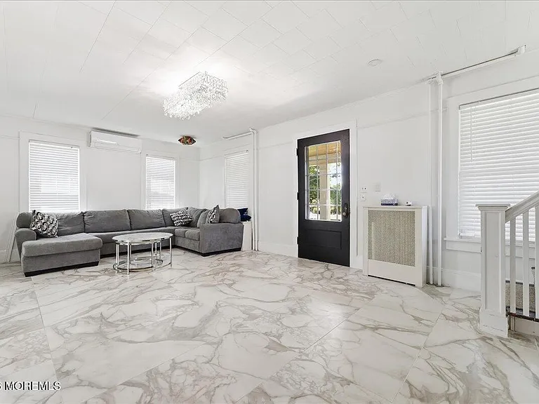 496 W Park Ave — Photo 3