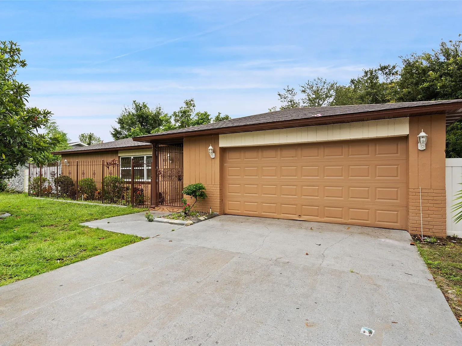 4 bed, 2.0 bath, 1643 sqft, $3,200 — Photo 1