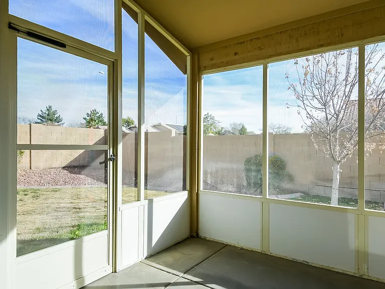 9528 W Clara Ln — Photo 8