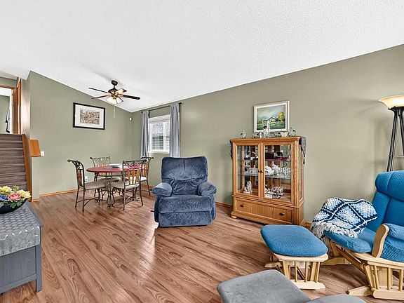 4th image of 27 S Erin Meadow Cres SE