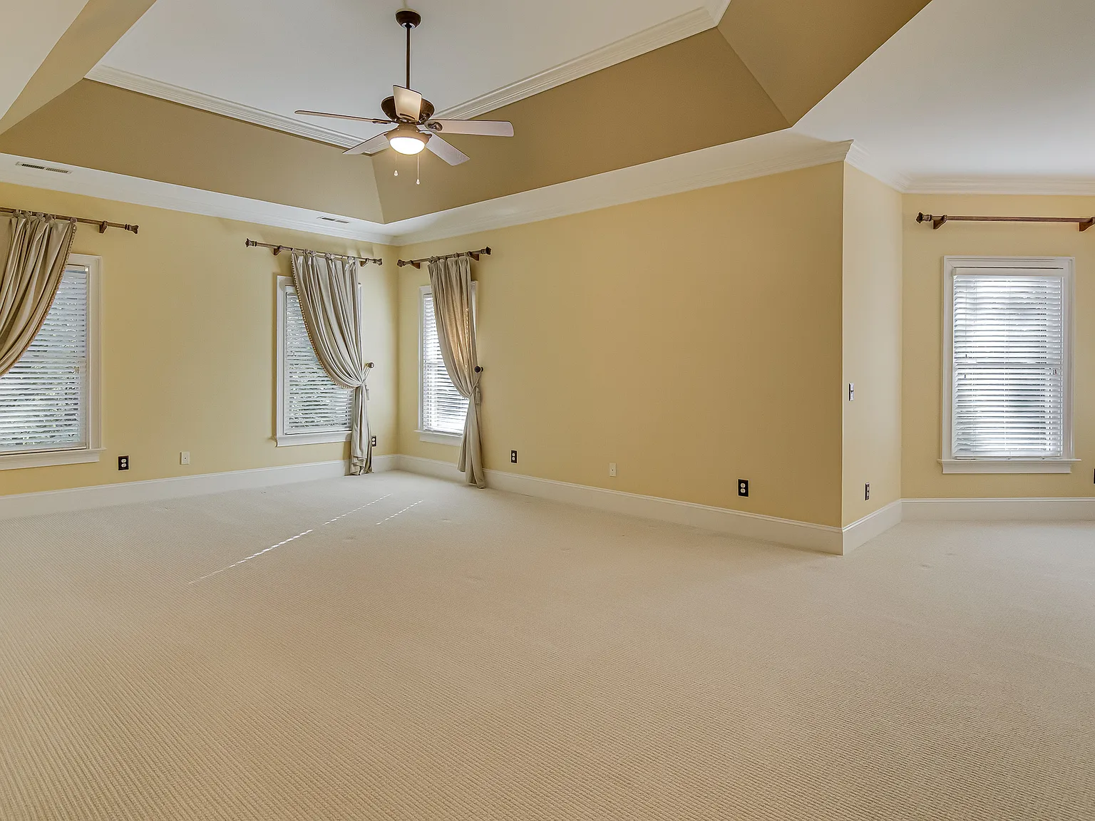 4 bed, 4.5 bath, 5780 sqft, $5,200 — Photo 3