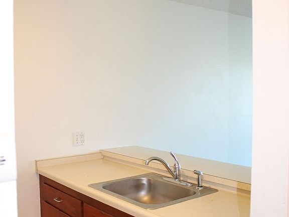 4th image of 527 N Amphlett Blvd APT 3