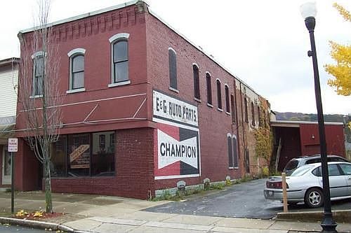 2nd image of 152 Main St