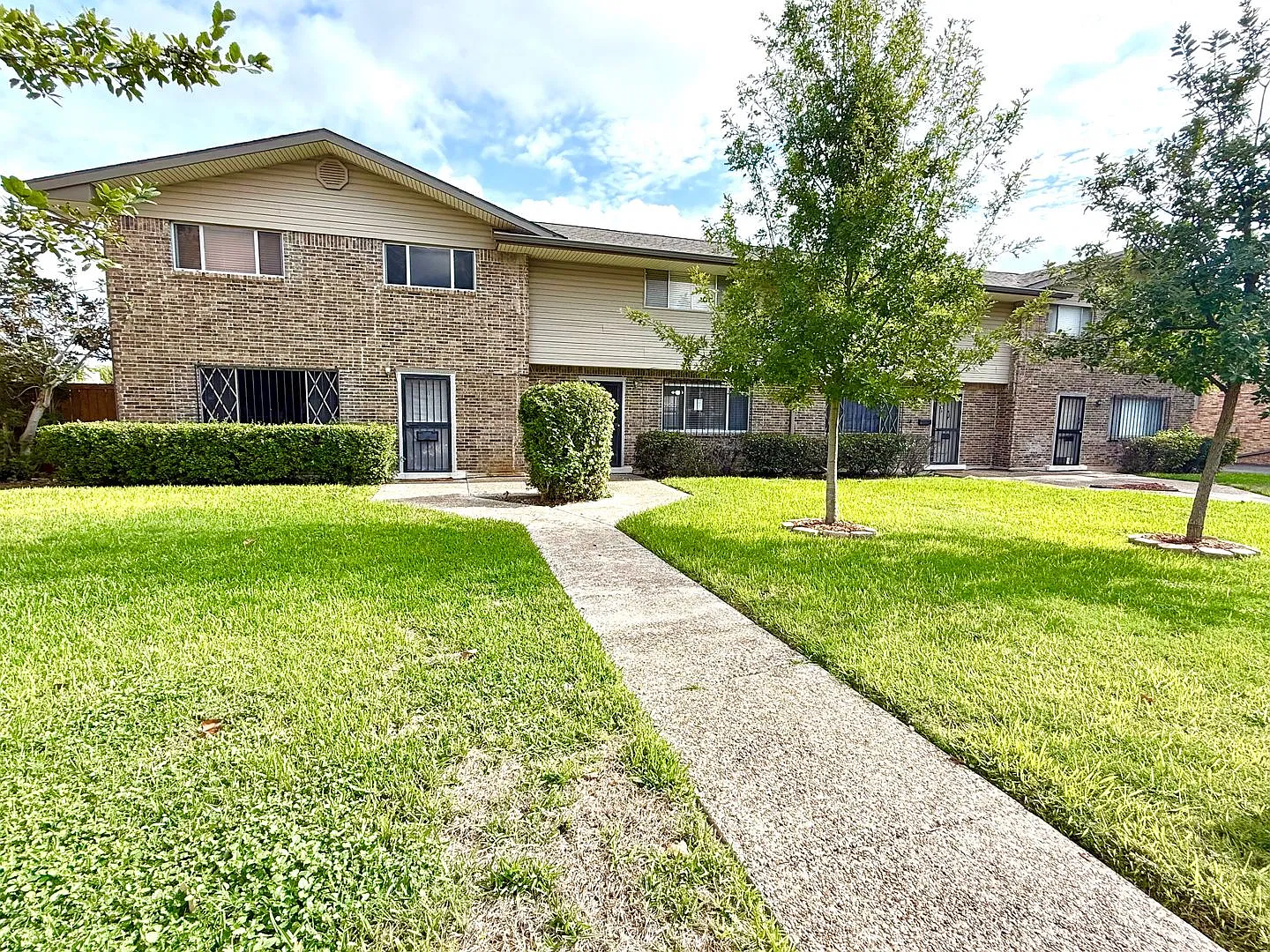 **Move-In Special**3-Bedroom Townhouse with Water Included & Community Pool! — Photo 1