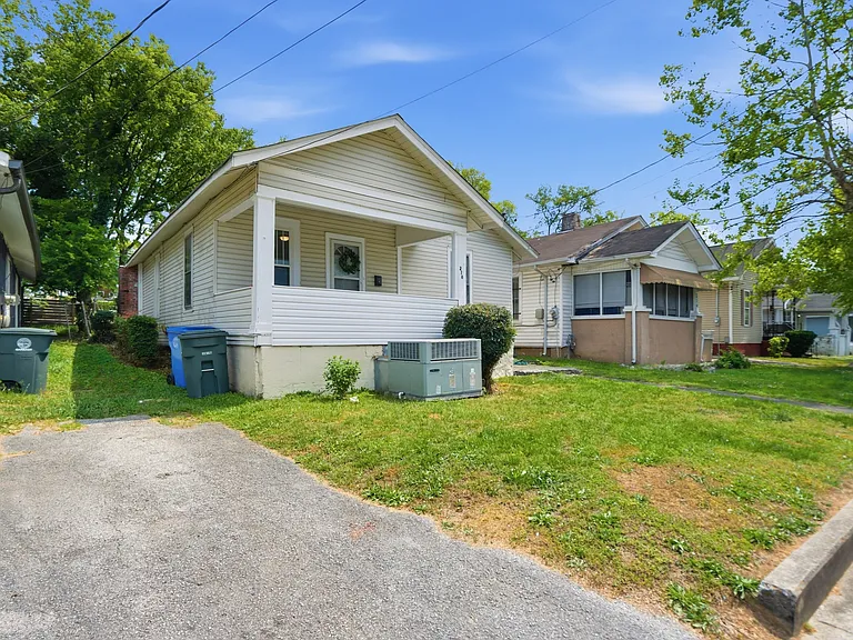 216 N Hickory St — Photo 2