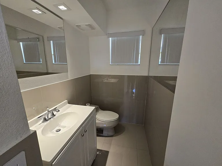2800 NE 203rd St #24 — Photo 33