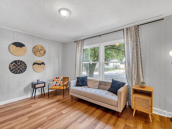 3rd image of 2727 E Surrey Dr