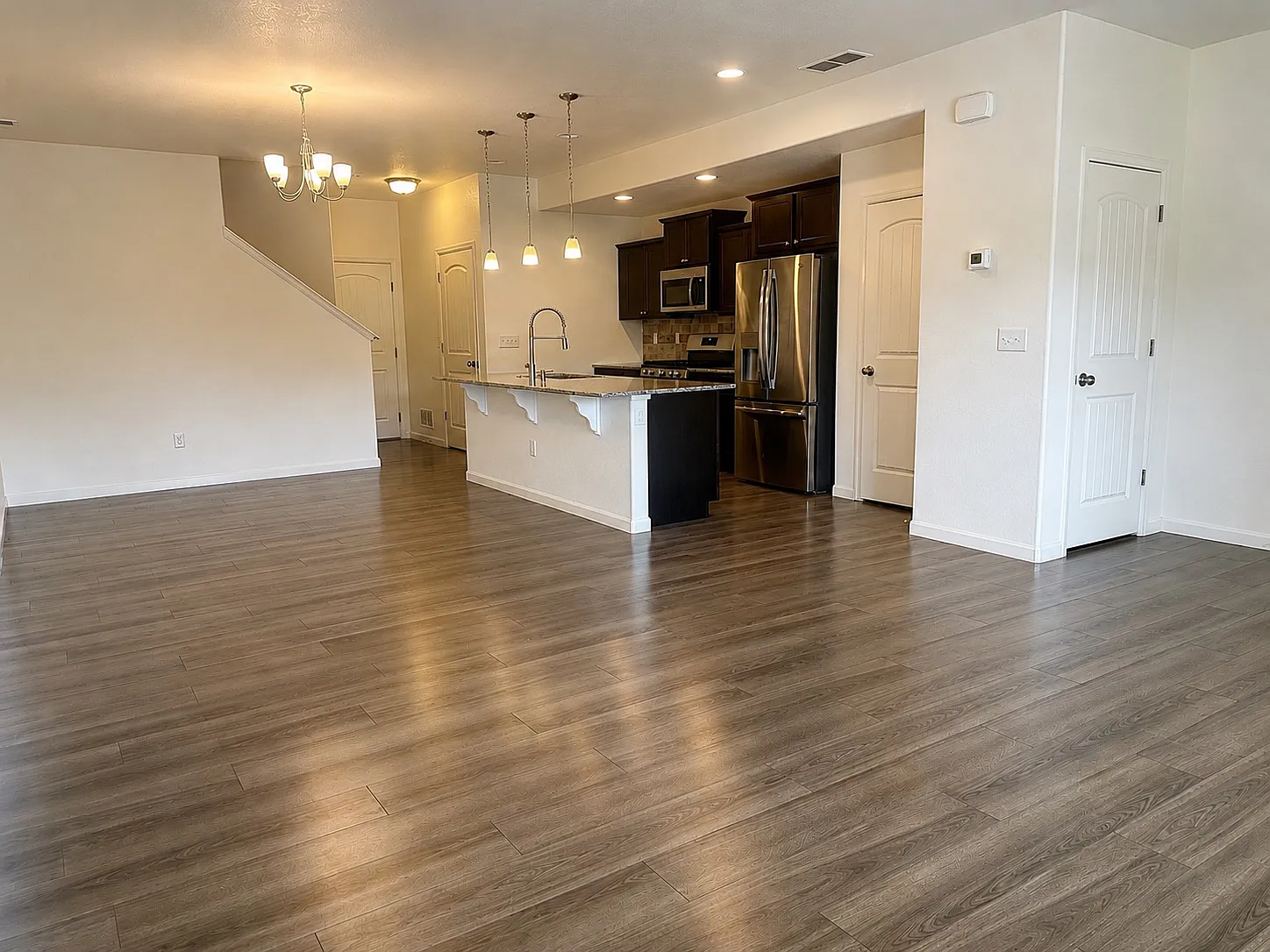 3 bed, 2.5 bath, 1692 sqft, $2,100 — Photo 4