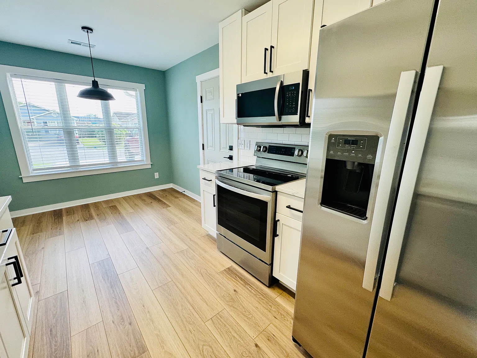 3 bed, 1172 sqft, $2,250 — Photo 3