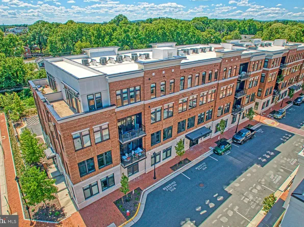 5 Stationmaster St SE APT 202, Leesburg, VA 20175