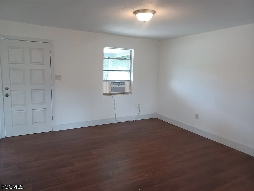 3 bed, 1.0 bath, 1054 sqft, $1,695 — Photo 2
