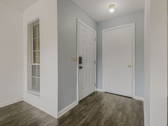 3rd image of 124 Brooke Castle Dr