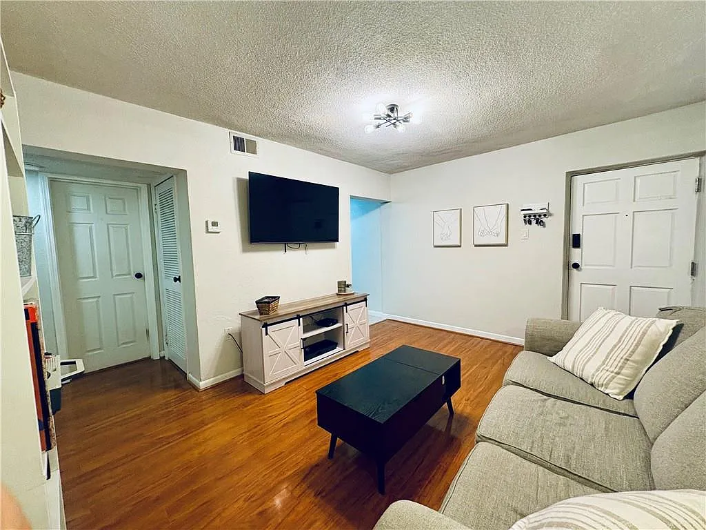 2 bed, 1.0 bath, 795 sqft, $1,500 — Photo 3