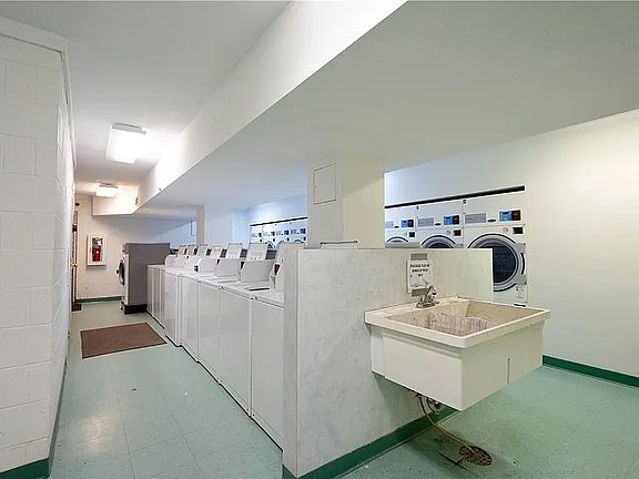 3rd image of 1010 Chatham Park Dr APT E