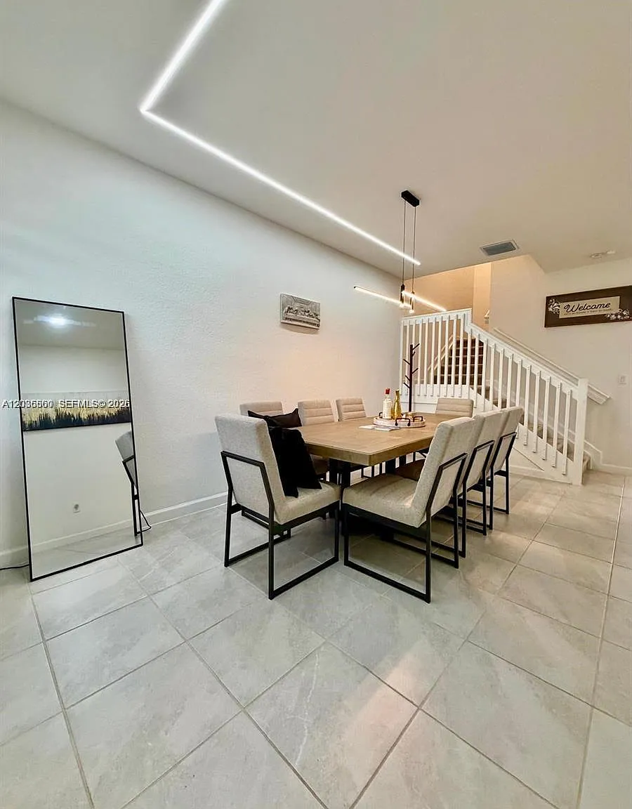 3 bed, 2.5 bath, 1695 sqft, $3,650 — Photo 2