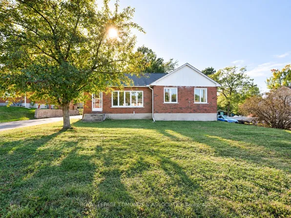 55 Selkirk St, Petawawa, ON K8H 1P3