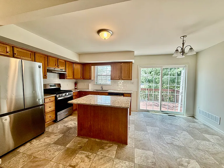 1024 Alexander Dr — Photo 5