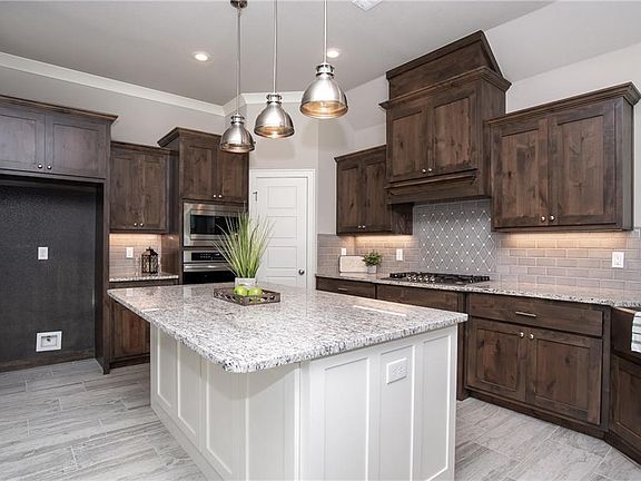 3rd image of 1104 W Sandalwood Pl