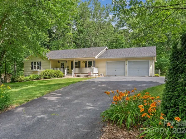 12 Country Ln, Candler, NC 28715