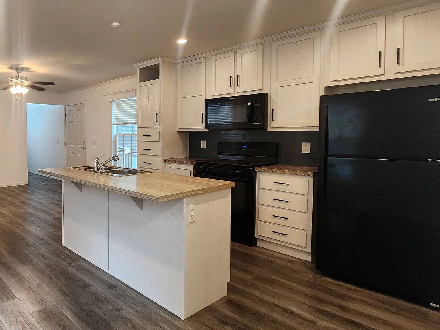 3 bed, 2.0 bath, 980 sqft, $1,200 — Photo 1