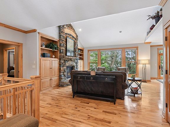 5th image of 2121 Crestview Dr