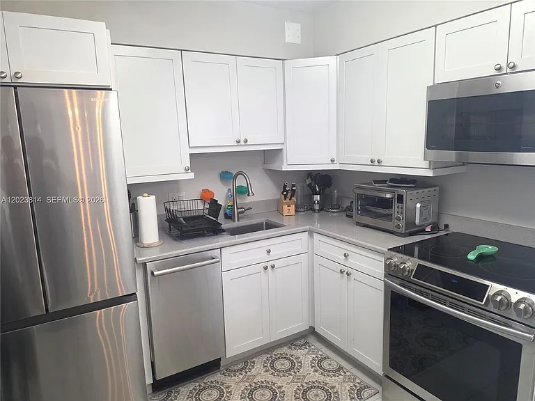 5161 Collins Ave #502 — Photo 9