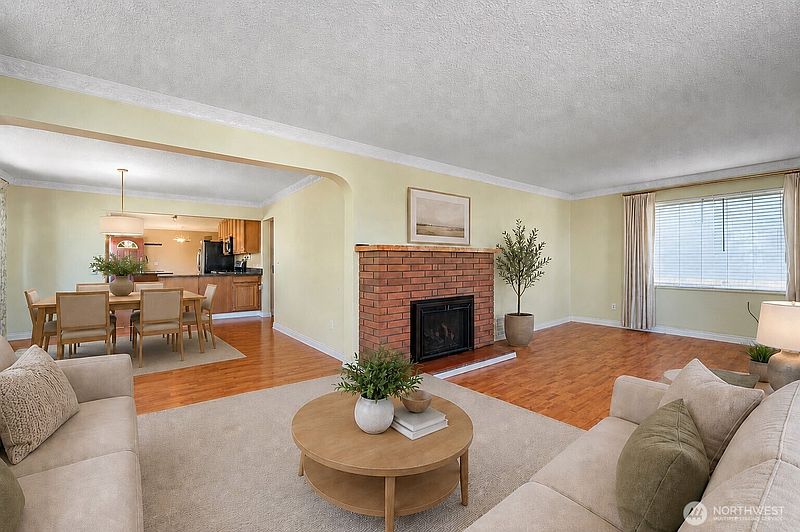 4th image of 932 Third Street