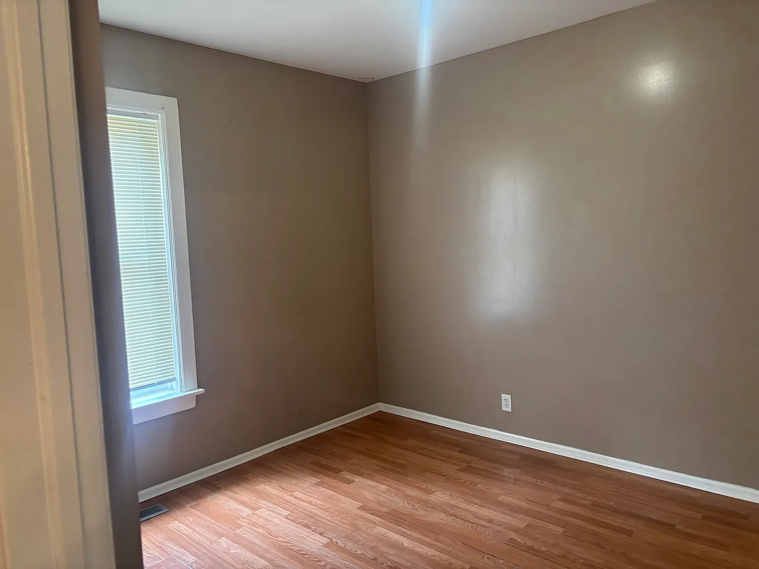 2 bed, 3333 sqft, $1,300 — Photo 4