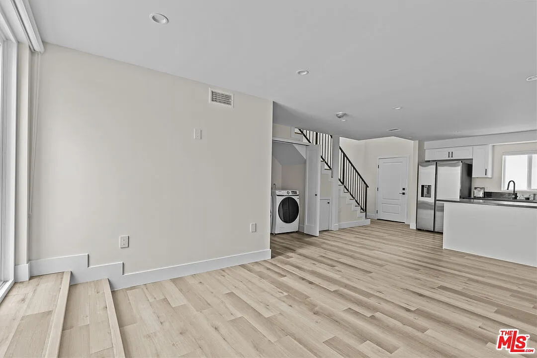2 bed, 2.5 bath, 1200 sqft, $4,500 — Photo 3