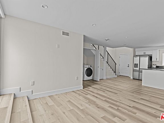 3rd image of 546 1/2 N Genesee Ave